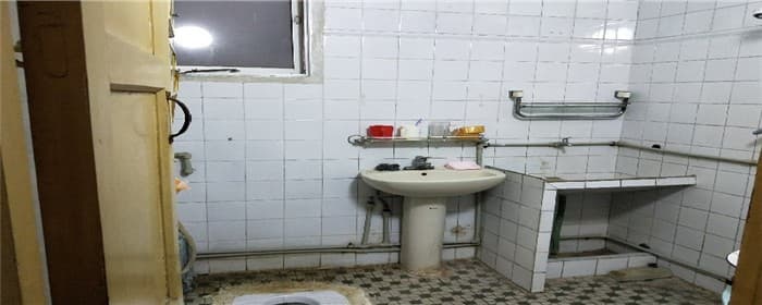 卫生间下水道冒臭气怎么办图1