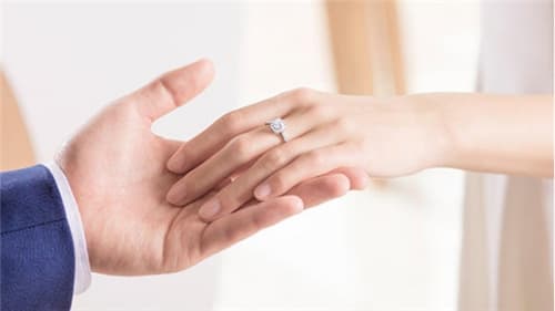 结婚当天戴对戒还是钻戒