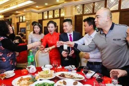 新娘每桌敬酒都说什么