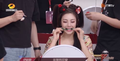 张雨绮咬叉子练习微笑，明星们的表情管理是如何炼成的？ 