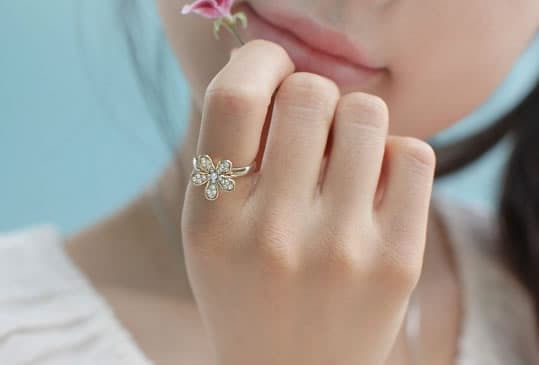 女生食指戴戒指是什么意思